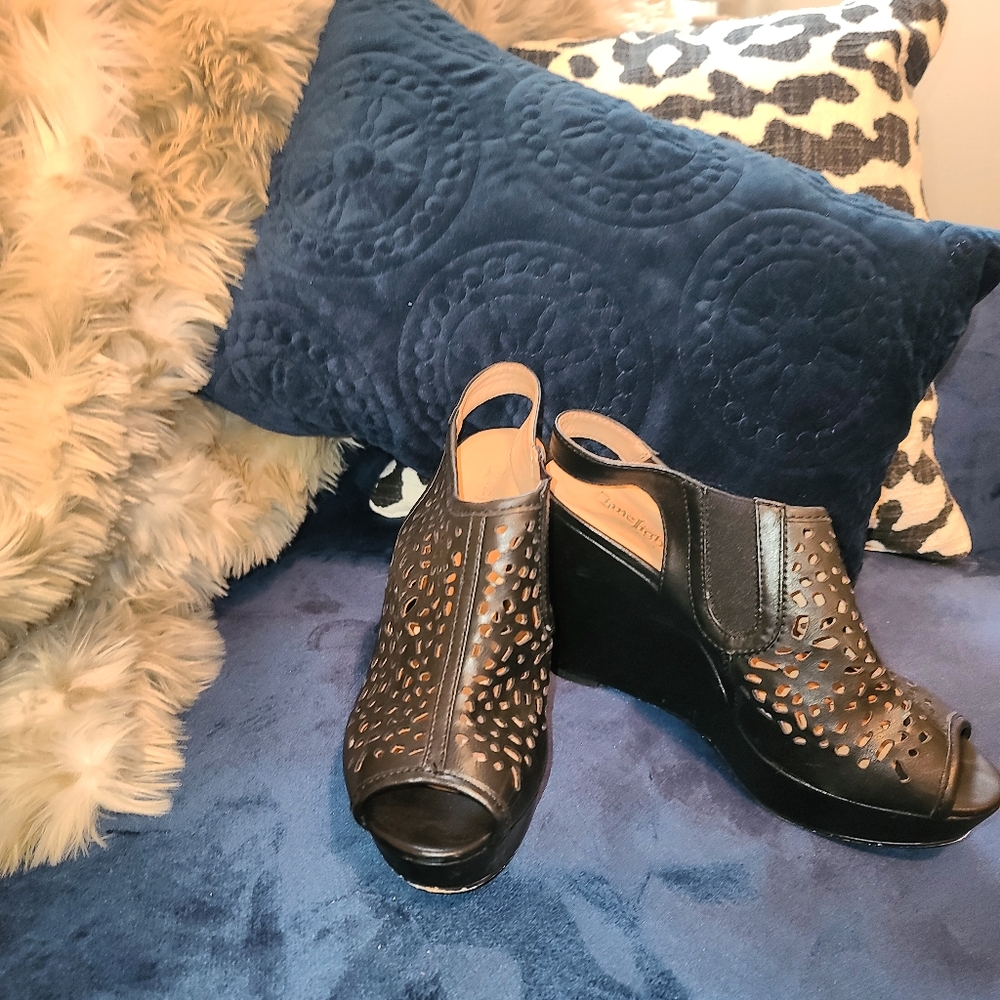 Black wedges